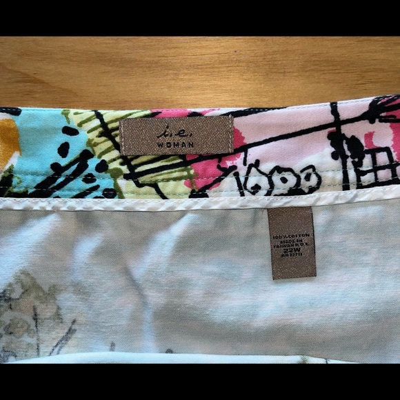 i.e. Woman, Colorful City printed Dress with Gerber Daisy Boarder, Size 22W - Picture 9 of 10